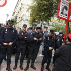 Agents de policia protegint la zona de l'Audiència Nacional i el Tribunal Suprem a Madrid.