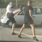 Un moment del vídeo, on es veu als dos homes barallant-se d'una forma molt «surrealista».