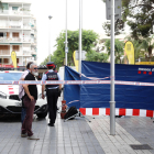 El cordón policial en torno al cadáver del joven muerto, el lunes por la mañana, en la calle Carles Buigas.