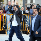 Jordi Cuixart i Jordi Sànchez, en el moment de la seva arribada a l'Audiència Nacional per declarar per sedició, aquest 16 d'octubre.