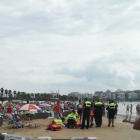 Efectivos del SEM atendiendo al bañista en la arena de la playa de Levante.