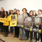 Miembros de la candidatura de la CUP, con los carteles electorales para el 21-D, durante la presentación de la campaña.
