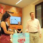El alcalde Tortosa, Ferran Bel, y la heredera reina de las Fiestas, Maria Otero, mostrando el cartel de las fiestas mayores Cinta 2016