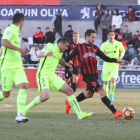 L'atacant del CF Reus Jorge Miramón condueix la pilota sota la pressió de rivals de l'Almeria.