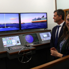 Pla mig de la consellera d'Agricultura, Meritxell Serret, i l'alcalde de l'Ametlla de Mar, Jordi Gaseni, amb el nou simulador al fons. Imatge del 17 de març de 2016.