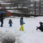 Una família amb dos nens que juga a la neu a Prades el passat 2016 en una imatge d'arxiu.