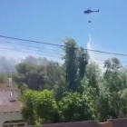 L'helicòpter treballant per apagar el foc.