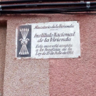 imagen de una de las placas franquistas todavía presentes en los edificios de Vila-seca.