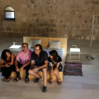 Pla general de la instal·lació a la torre de la Carrova, amb la directora d'XYZ, Antònia Ripoll; el regidor de Campredó, Emigdi Subirats; l'artista Jaume Vidal; i la regidora d'Amposta, Inés Martí.