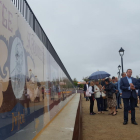 Las autoridades contemplan el mural dedicado a la figura de Jujol