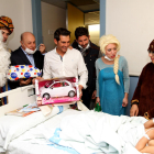 Rubén Marín entrega un obsequi a un dels nens ingressats a l'hospital.