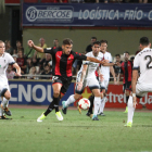 Borja Fernández controla la pelota vigilado de cerca por tres jugadores asturianos, en una imagen de la eliminatoria de Copa.