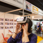 Una visitante probando las gafas de realidad virtual en el Expohabitatge, ayer.