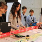 Un grupo participando en la First Lego League en Tarragona entrenando con el robot antes de la competición.