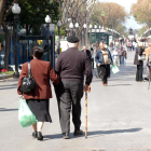 Una pareja de abuelos jubilados caminando por la calle en una imagen de archivo.