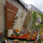 Centenars de ciutadans van fer un homenatge a les víctimes al lloc on va succeir la tragèdia.