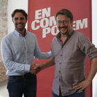 El cabeza de lista d'En Comú Podem, Xavier Domènech, con Hervé Falciani.