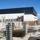 Les obres de construcció de la piscina municipal de Cunit l'any 2006.