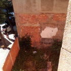Estat del solar d'Estanislau Figueres i l'edifici afectat per l'aigua.