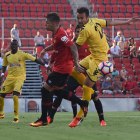 Aritz López Garai disputa una pilota aèria amb un oponent del Mallorca, durant la primera jornada del curs, el passat 20 d'agost.
