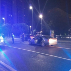El vehicle afectat, un BMW, ha quedat situat situat al centre de la via amb un fort cop a la lluna davantera.