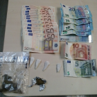 La droga i els diners en efectius requisats per la Policia Municipal del Vendrell.
