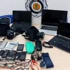 Els objectes perduts que es troben a l'oficina de la Policia Local d'Altafulla