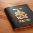 Los canadienses ya pueden identificarse como hombre, mujer o sexo indeterminado en sus pasaportes.