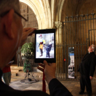 L'arquebisbe de Tarragona, Jaume Pujol, amb l'iPad a la mà, enfocant al degà-president del Capítol de la Catedral de Tarragona, Joaquim Fortuny, i al costat apareix, en realitat augmentada, un cavaller gegantí de l'època, Francisco Plaza