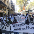Los manteros protestan contra la «persecussió policial» y recuerdan Mor Sylla en Barcelona