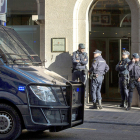 Agentes de la Policía Nacional en la entrada del Idescat en Barcelona.