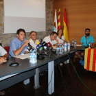 Pla general dels membres de l'equip de govern de Batea, amb l'alcalde, Joaquim Paladella, segon per l'esquerra. Imatge del 25 de juliol de 2017