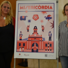 La regidora de cultura, Montserrat Caelles, i la dissenyadora del cartell de Misericòrdia 2017, Míriam