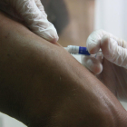Una enfermera vacunando de gripe a un paciente en una imagen de archivo.