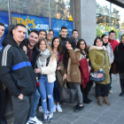 El grupo de alumnos, en el exterior de la redacción de Diari Més