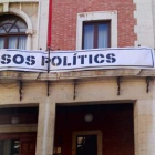 Imagen de archivo de una pancarta reivindicativa en la fachada del Ayuntamiento de Tortosa.