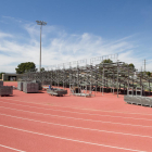 Las gradas instaladas en la pista de atletismo.