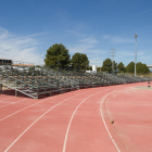 Les grades instal·lades a la pista d'atletisme.