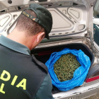 Detingut un jove al Pla de Santa Maria amb cinc quilos de marihuana al maleter