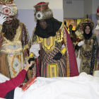 Ses Majestats van repartir regals entre els infants de l'hospital.