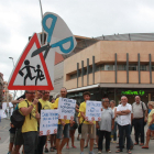 Els assistents a la protesta a la plaça Barcelona de Tortosa amb pancartes i samarretes grogues, aquest 7 de setembre de 2016