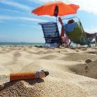 Cambrils repartirá ceniceros para evitar que los fumadores tiren colillas en la playa
