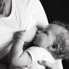 Imagen de archivo de una madre amamantando a un bebé.