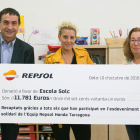 El director del Complex Industrial de Repsol a Tarragona, Josep Francesc Font, la directora del centre, Raquel Martínez, i una professora de l'escola.