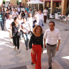 La candidata del PSC, Meritxell Batet, passejant pels carrers de Reus