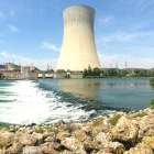 Imatge de l'assut d'Ascó amb la central nuclear al fons.