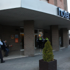 Pla general de la façana de l'hotel Corona de Tortosa amb efectius dels Mossos a la porta. Imatge del 20 de març de 2016