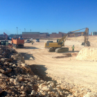 Màquines treballant en els primers treballs de construcció del nou Palau d'Esports al barri de Camp Clar de Tarragona. Imatge del 20 de juny de 2016