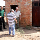 Imatge d'arxiu d'un vigilant rural d'Alcover amb dos pagesos en una finca on es va produir un robatori el juliol de 2015