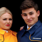 Imatge de dos membres de tripulació de cabina de Ryanair.